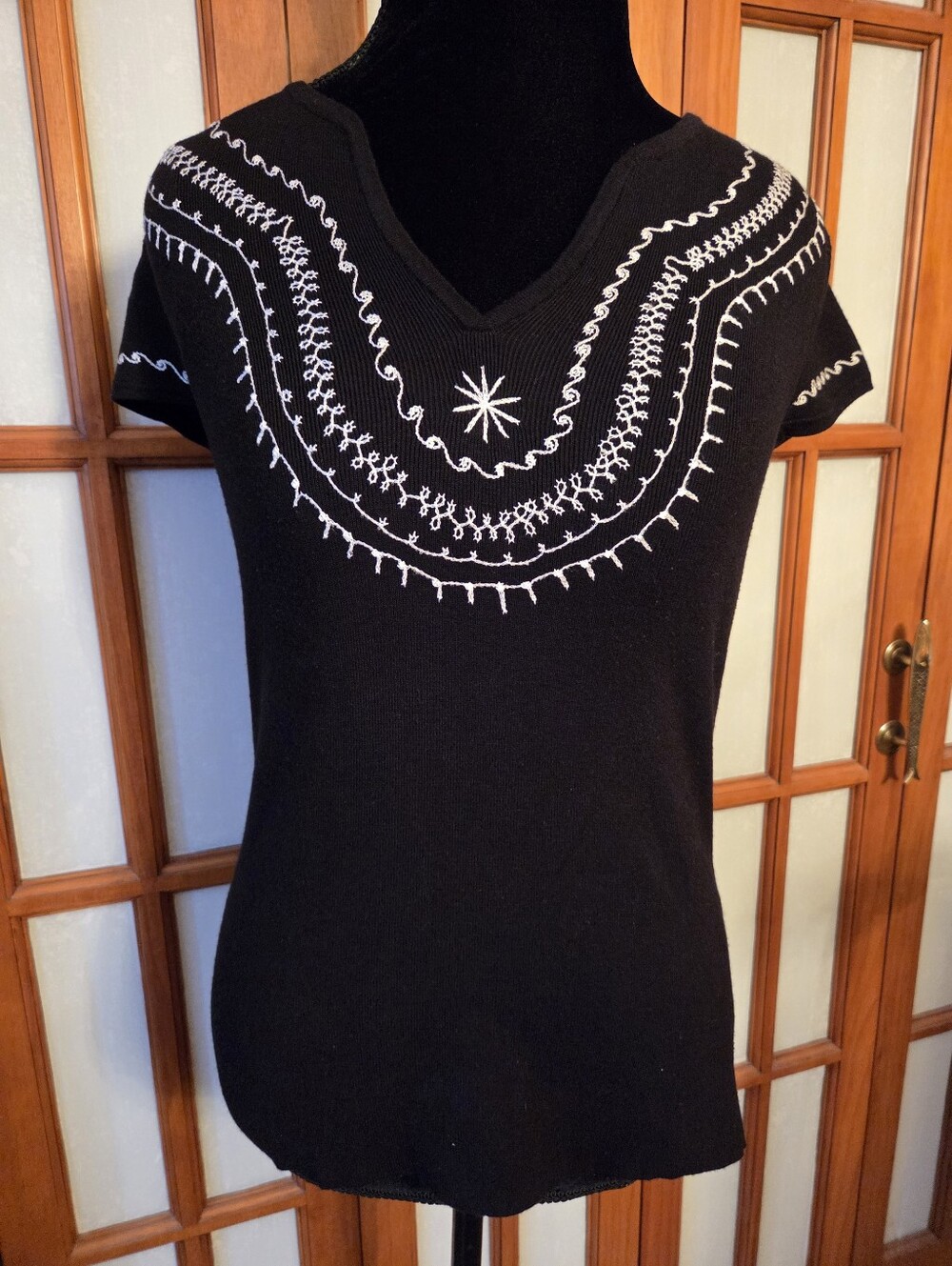 Womens Black Y2K Short-Sleeve V-Neck Knit Top with White Embroidered Yoke Sz M